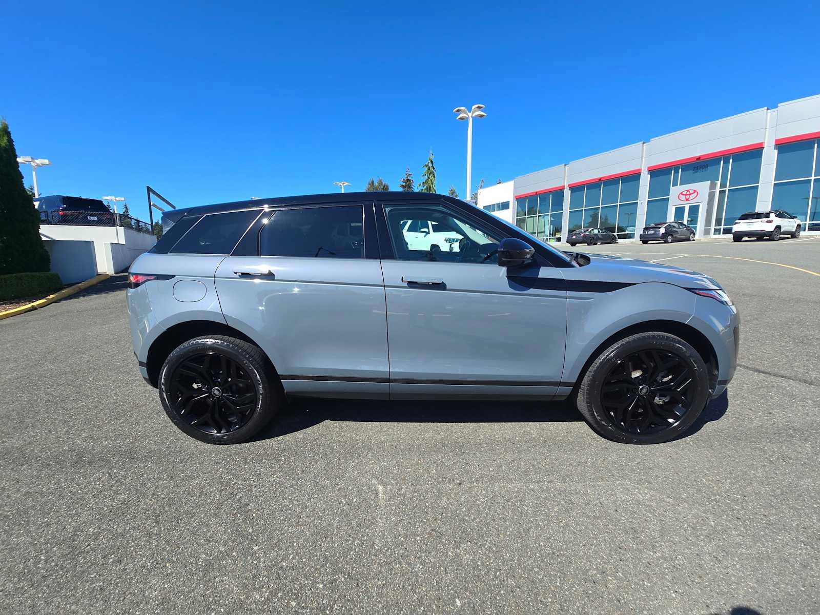 Used 2023 Land Rover Range Rover Evoque S AWD/4WD image 2