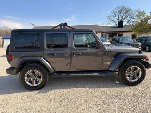 Used 2018 Jeep Wrangler Unlimited Sahara AWD/4WD image 7