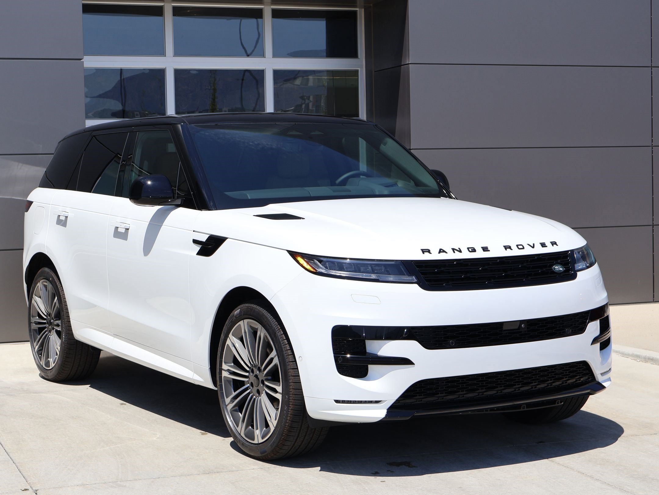 New 2026 Land Rover Range Rover Sport Dynamic SE AWD/4WD image 3