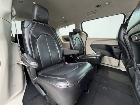 Used 2022 Chrysler Pacifica Touring-L FWD image 23