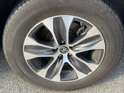 Used 2020 Toyota Highlander XLE image 14