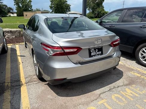 Used 2019 Toyota Camry XLE FWD image 7