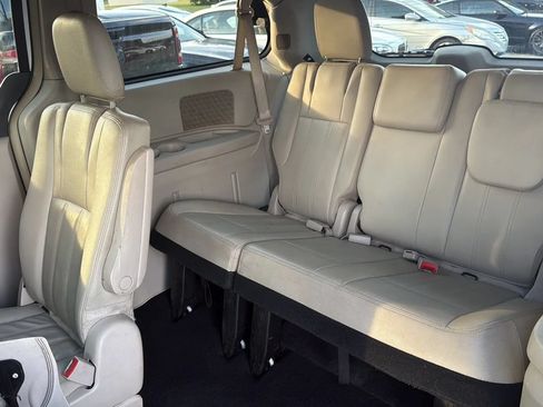 Used 2015 Chrysler Town & Country Touring FWD image 12