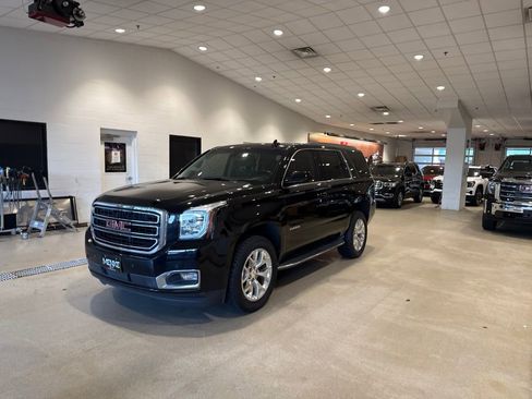 Used 2017 GMC Yukon SLE w/ SLE Value Package AWD/4WD image 3