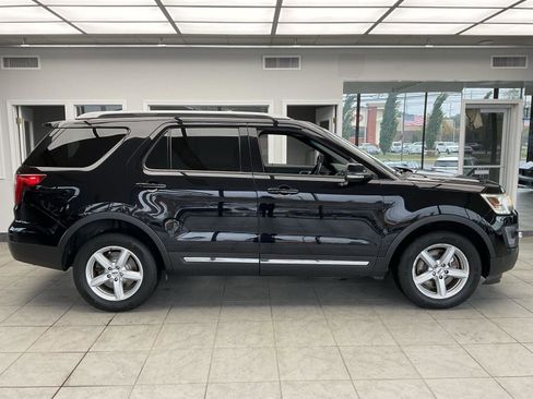 Used 2017 Ford Explorer XLT w/ Equipment Group 202A image 5