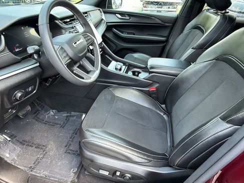 Certified 2025 Jeep Grand Cherokee Altitude AWD/4WD image 16