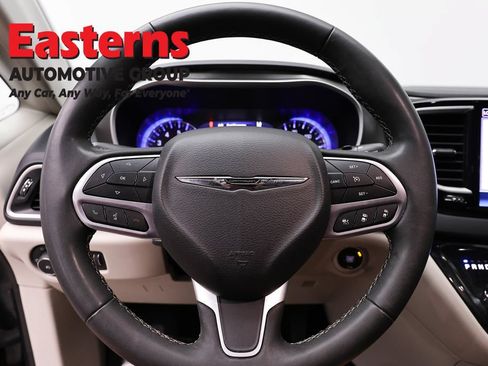 Used 2023 Chrysler Pacifica Touring-L FWD image 10