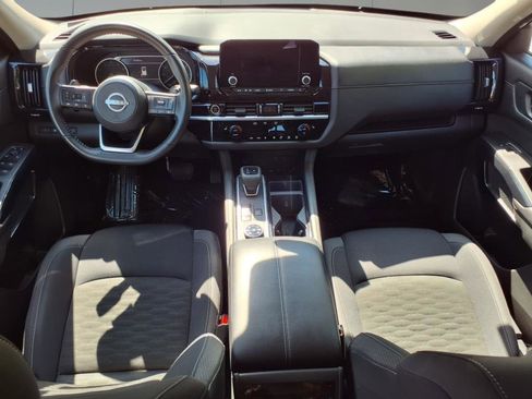 Used 2024 Nissan Pathfinder SV image 7