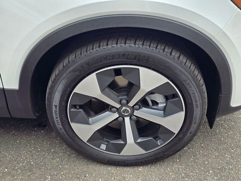 Certified 2025 Volvo XC40 B5 Core w/ Climate Package AWD/4WD image 9