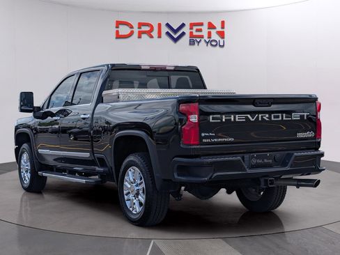 Used 2024 Chevrolet Silverado 2500 High Country w/ High Country Premium Package AWD/4WD image 3