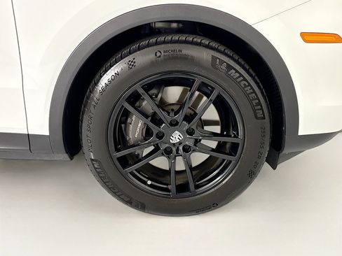 Used 2024 Porsche Cayenne Coupe AWD/4WD image 32