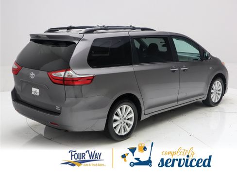Used 2017 Toyota Sienna XLE AWD/4WD image 4
