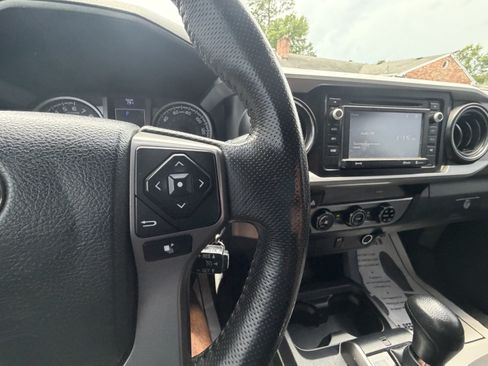 Used 2016 Toyota Tacoma SR5 w/ SR5 Appearance Package (SN) RWD image 19