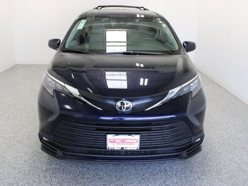 Used 2026 Toyota Sienna XLE FWD image 3