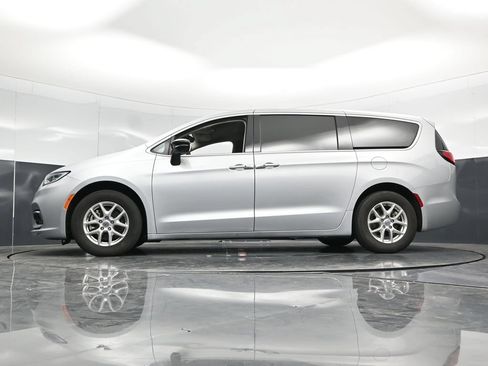 Used 2024 Chrysler Pacifica Touring-L FWD image 56