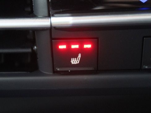 Used 2025 Toyota Sienna XLE Woodland Edition image 17