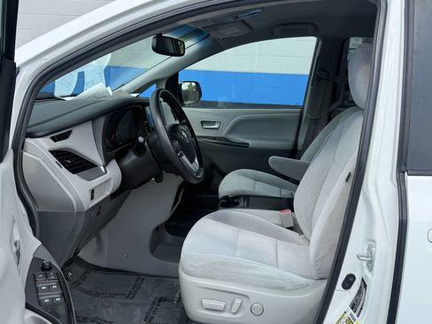 Used 2016 Toyota Sienna LE image 9
