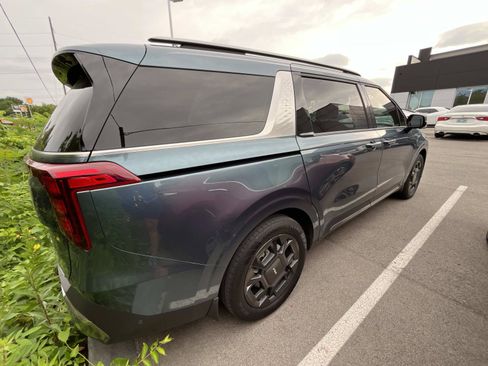 Used 2025 Kia Carnival SX FWD image 2