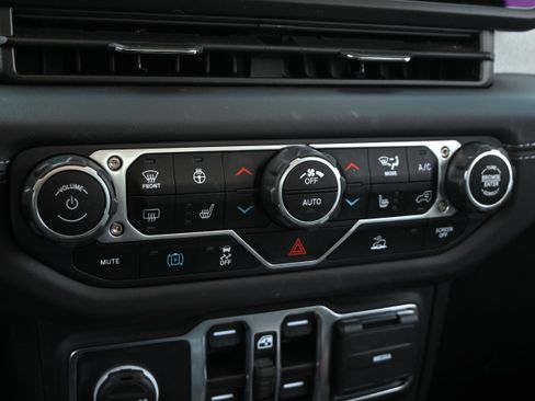 Used 2025 Jeep Wrangler Unlimited Sahara AWD/4WD image 27