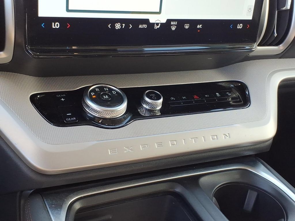 Certified 2025 Ford Expedition Active AWD/4WD image 19