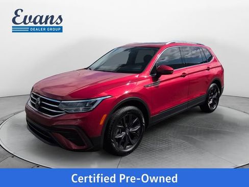 Used 2024 Volkswagen Tiguan SE w/ Panoramic Sunroof Package image 1