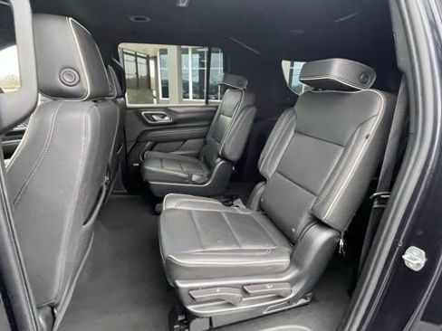 Used 2023 Chevrolet Suburban Premier image 22