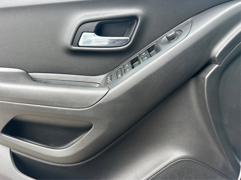 Used 2020 Chevrolet Trax LT w/ LT Convenience Package FWD image 28