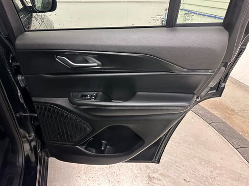 Certified 2023 Jeep Grand Cherokee Laredo image 24