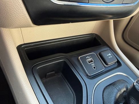 Used 2019 Jeep Cherokee Latitude w/ Popular Appearance Group FWD image 19