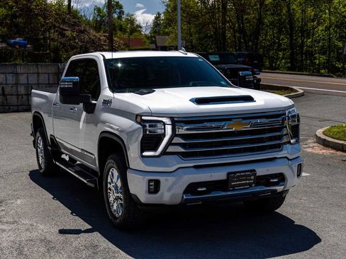 Used 2024 Chevrolet Silverado 2500 High Country w/ High Country Premium Package AWD/4WD image 3