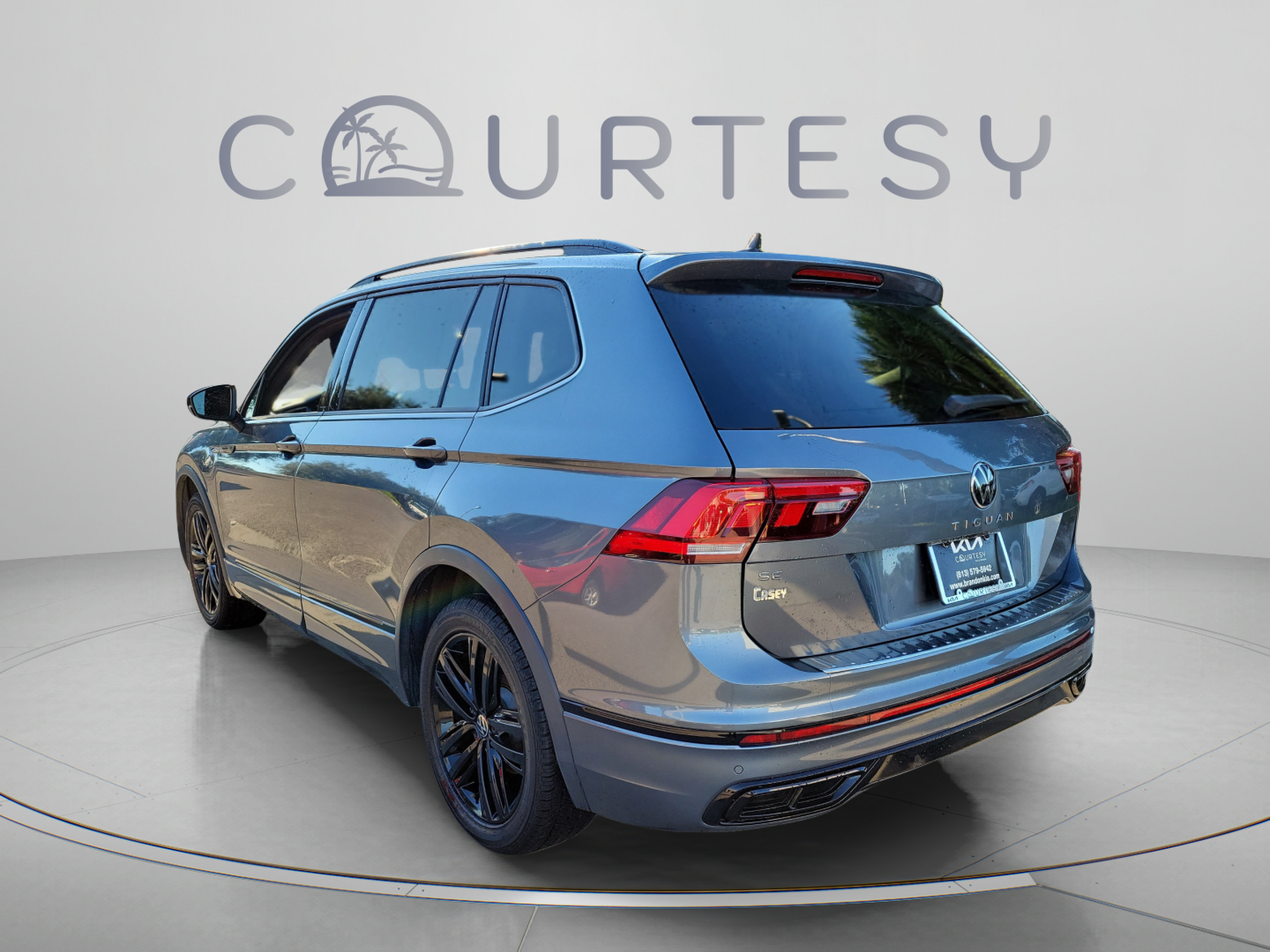 Used 2022 Volkswagen Tiguan SE R-Line FWD image 2