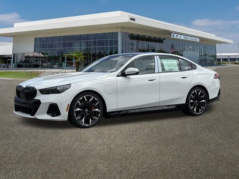 New 2027 BMW 550e xDrive w/ Premium Package AWD/4WD image 5