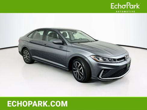 Used 2025 Volkswagen Jetta SE FWD image 1