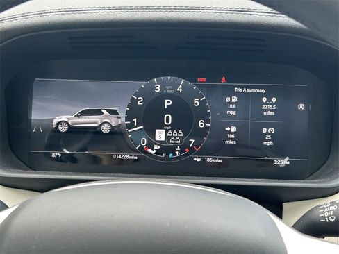 Used 2025 Land Rover Discovery S image 39