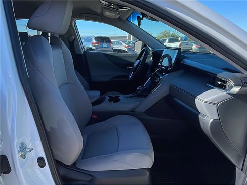 Used 2023 Toyota Venza LE image 14