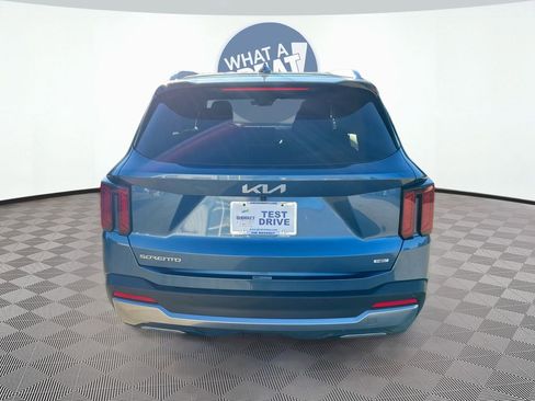 Certified 2025 Kia Sorento EX image 6