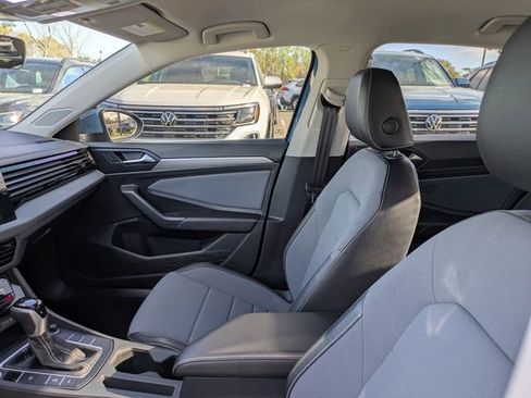 Used 2025 Volkswagen Jetta SE image 19