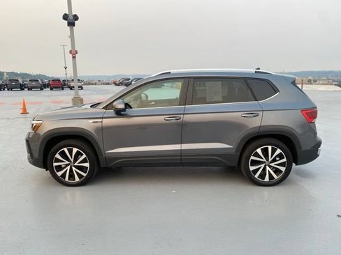 Used 2022 Volkswagen Taos SE w/ Panoramic Sunroof Package FWD image 5