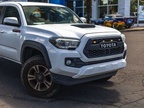 Used 2017 Toyota Tacoma TRD Sport w/ Tow Package RWD image 3