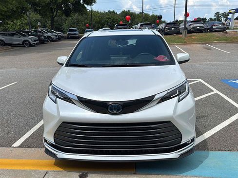 Used 2025 Toyota Sienna Limited FWD image 2