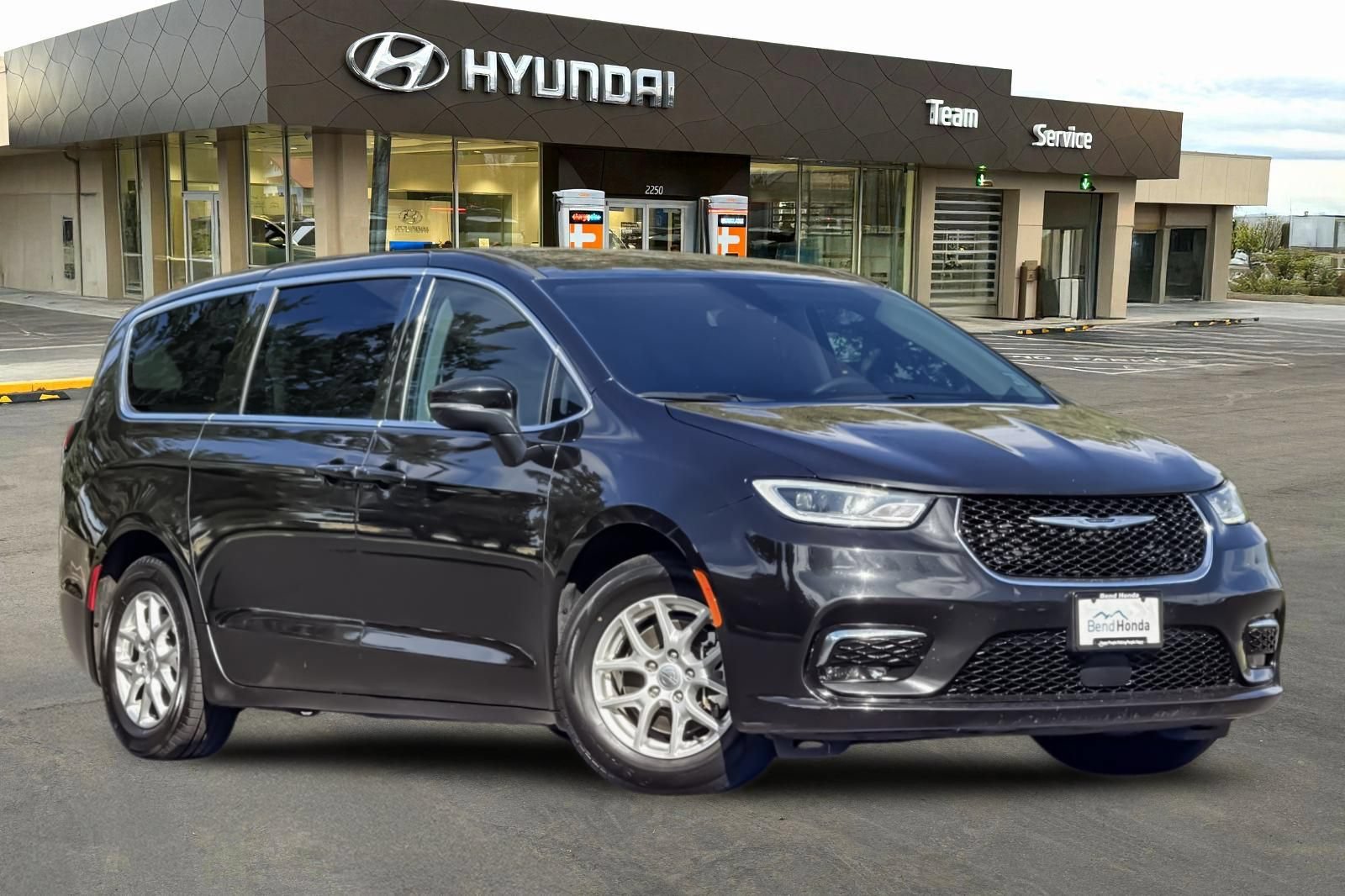 Used 2023 Chrysler Pacifica Touring-L FWD image 2