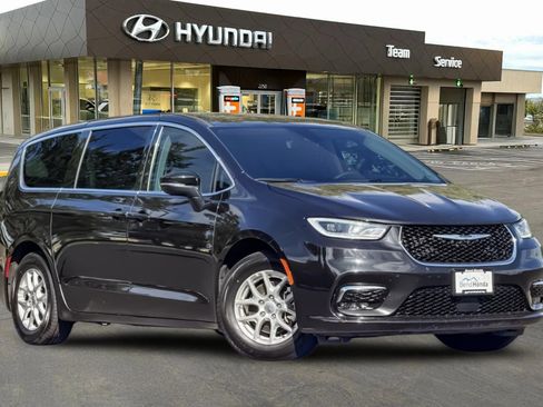 Used 2023 Chrysler Pacifica Touring-L FWD image 2