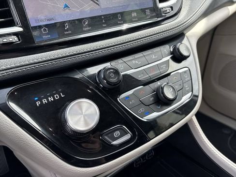 Certified 2024 Chrysler Pacifica Limited FWD image 23