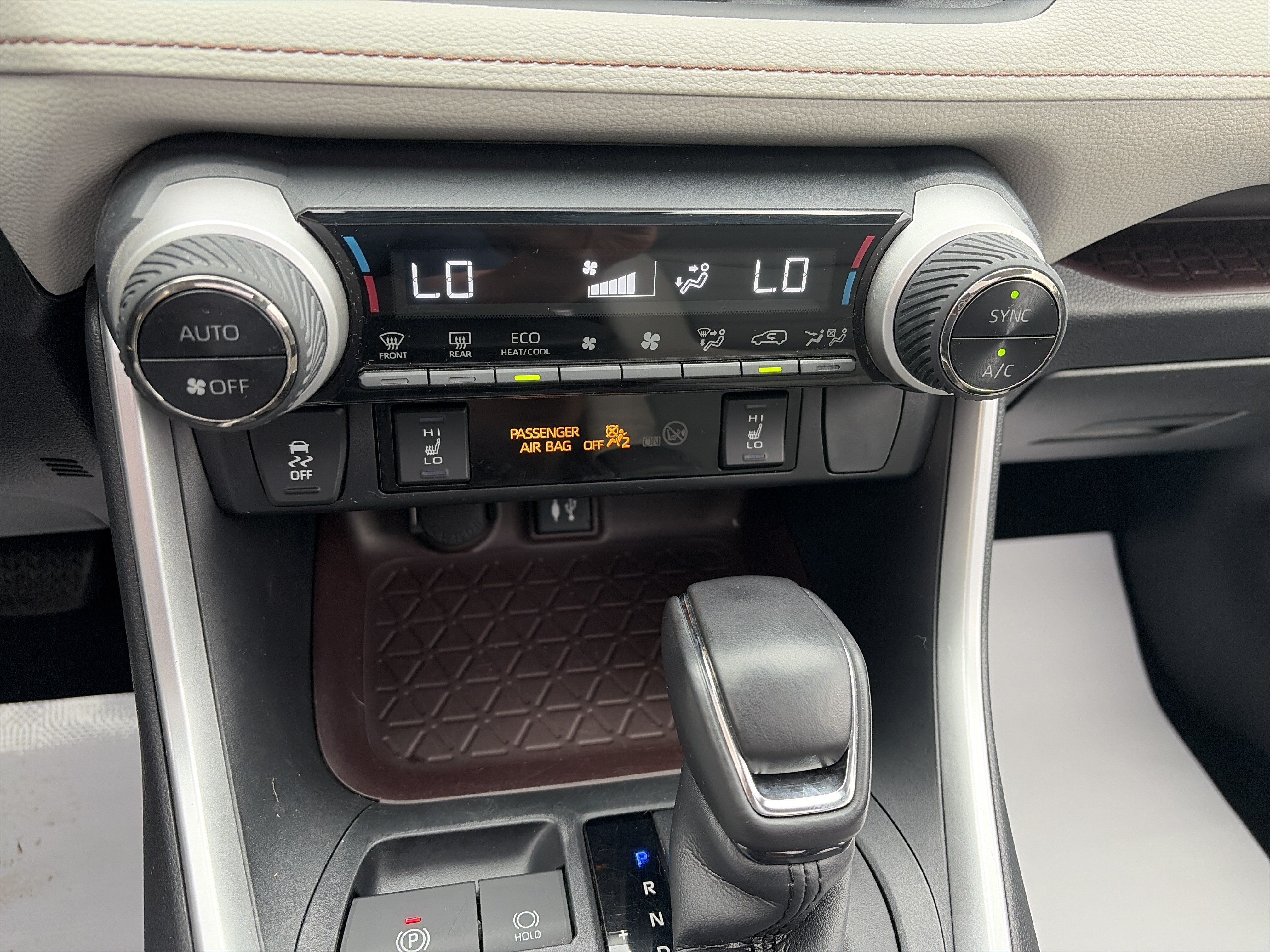 Used 2019 Toyota RAV4 Limited w/ Carpet Mat Package AWD/4WD image 24