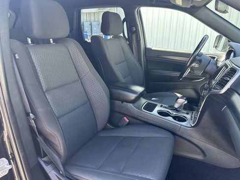 Used 2020 Jeep Grand Cherokee Laredo AWD/4WD image 27