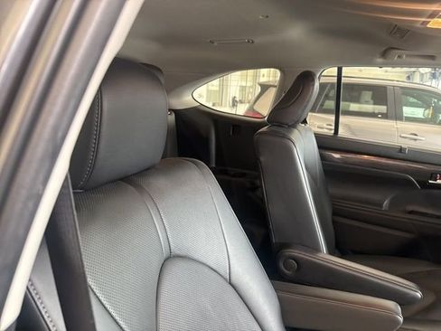 Used 2023 Toyota Highlander Limited image 13