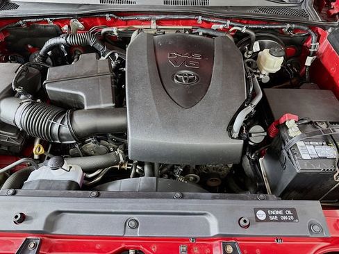 Certified 2018 Toyota Tacoma SR5 image 31