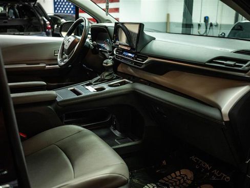 Used 2025 Toyota Sienna XLE w/ XLE Plus Package image 14