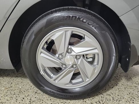 Used 2025 Hyundai Elantra SE FWD image 8