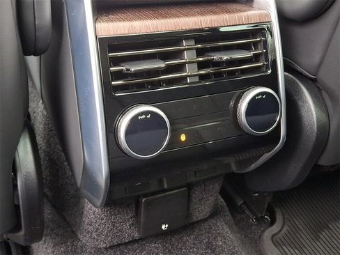 Used 2024 Land Rover Range Rover SE image 11